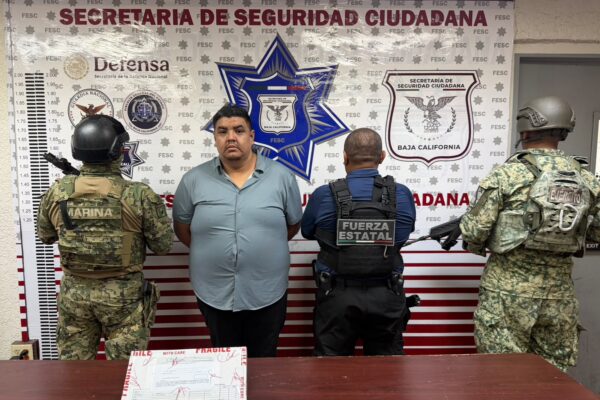 Detienen a hombre con arma personalizada y gafete de Aduanas tras persecución en Mexicali