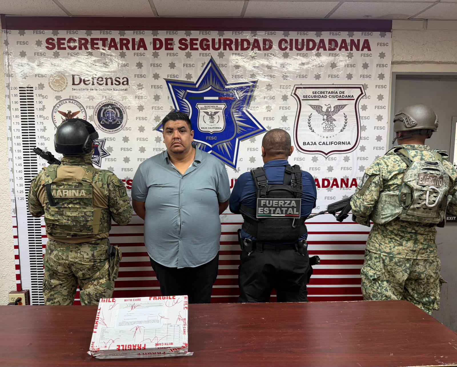 Detienen a hombre con arma personalizada y gafete de Aduanas tras persecución en Mexicali