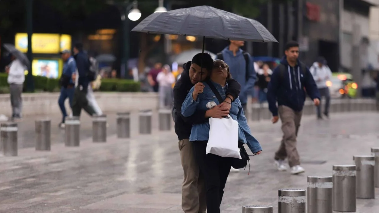 Protección Civil activa alertas naranja y amarilla por lluvias y granizo en las 16 alcaldías de la CDMX
