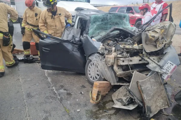 Accidente en vía rápida de Tijuana deja tres lesionados y una persona atrapada