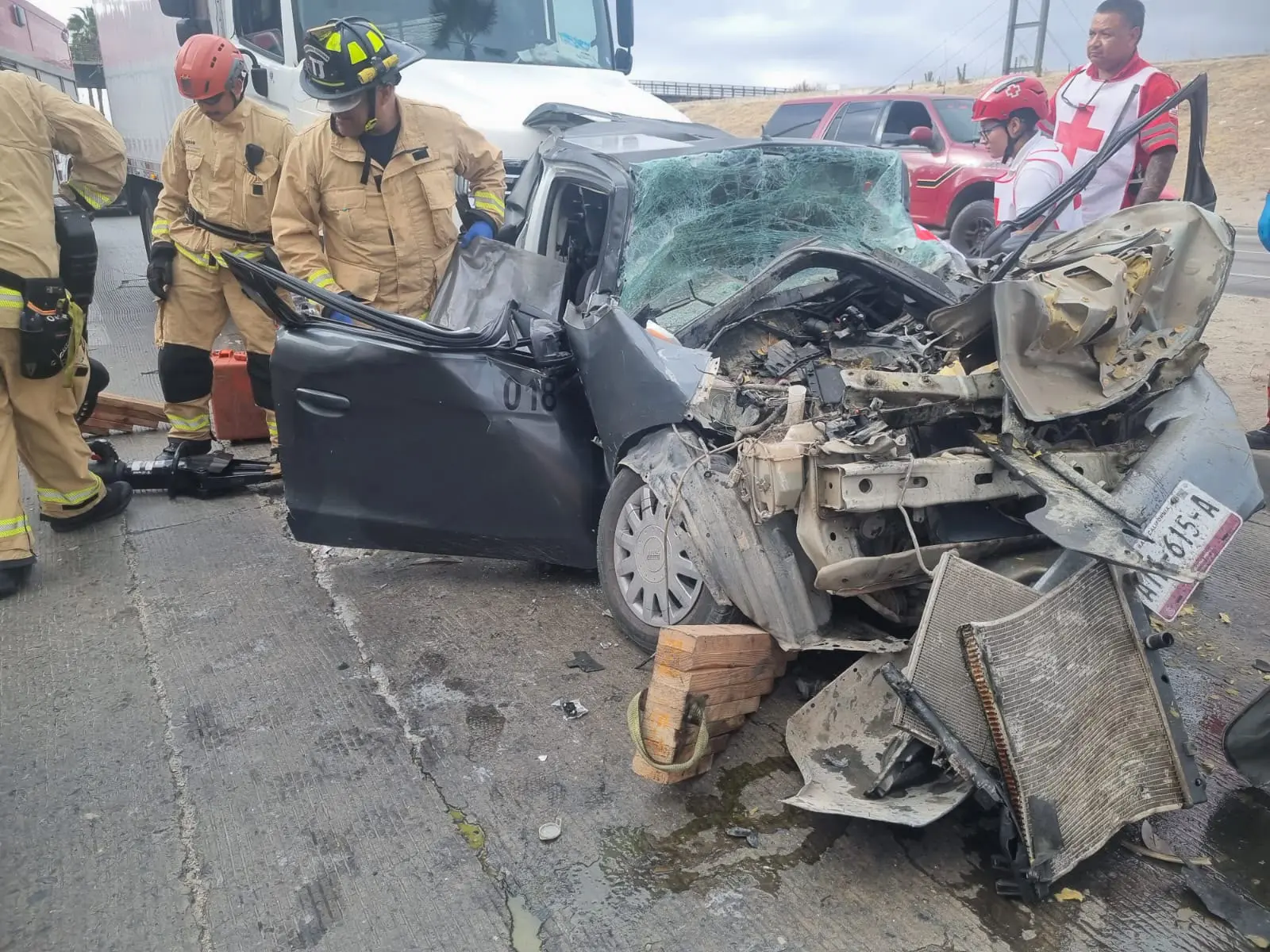 Accidente en vía rápida de Tijuana deja tres lesionados y una persona atrapada