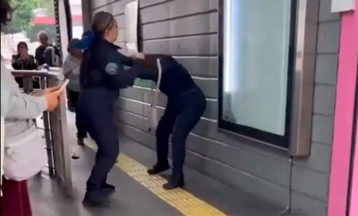 Suspenden a dos policías por pelear en estación del Metrobús