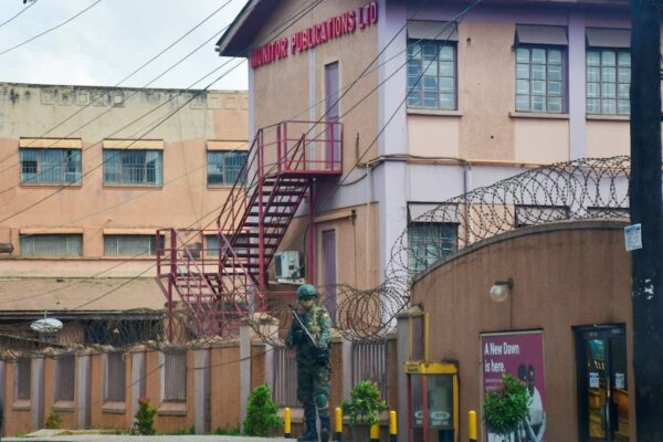 El jefe militar de Uganda ordena el cierre de seis medios independientes