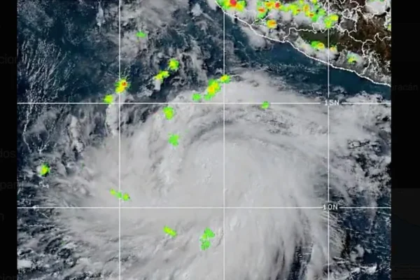 Genevieve se intensifica a huracán categoría 1 y genera oleaje en costas mexicanas