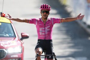 Richard Carapaz gana la etapa 18 del Tour de Francia; UAE enfrenta problemas de salud