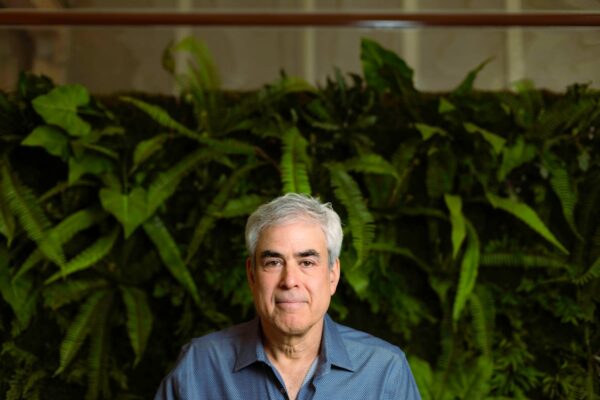 Jonathan Haidt advierte sobre el impacto de las redes sociales en la salud mental y el riesgo de la IA