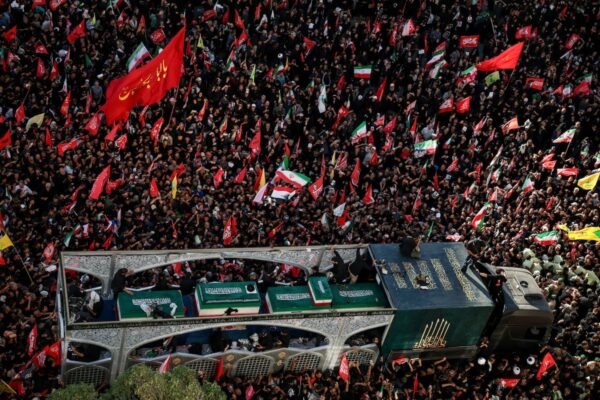 Sepultan a Ali Jameneí en el santuario de Mashad tras una semana de funerales
