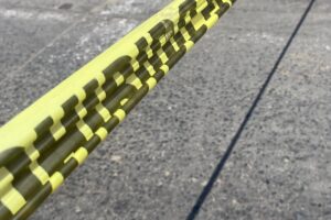 Amenazan a cirujano plástico en Tijuana con cabeza de cerdo y cartulina