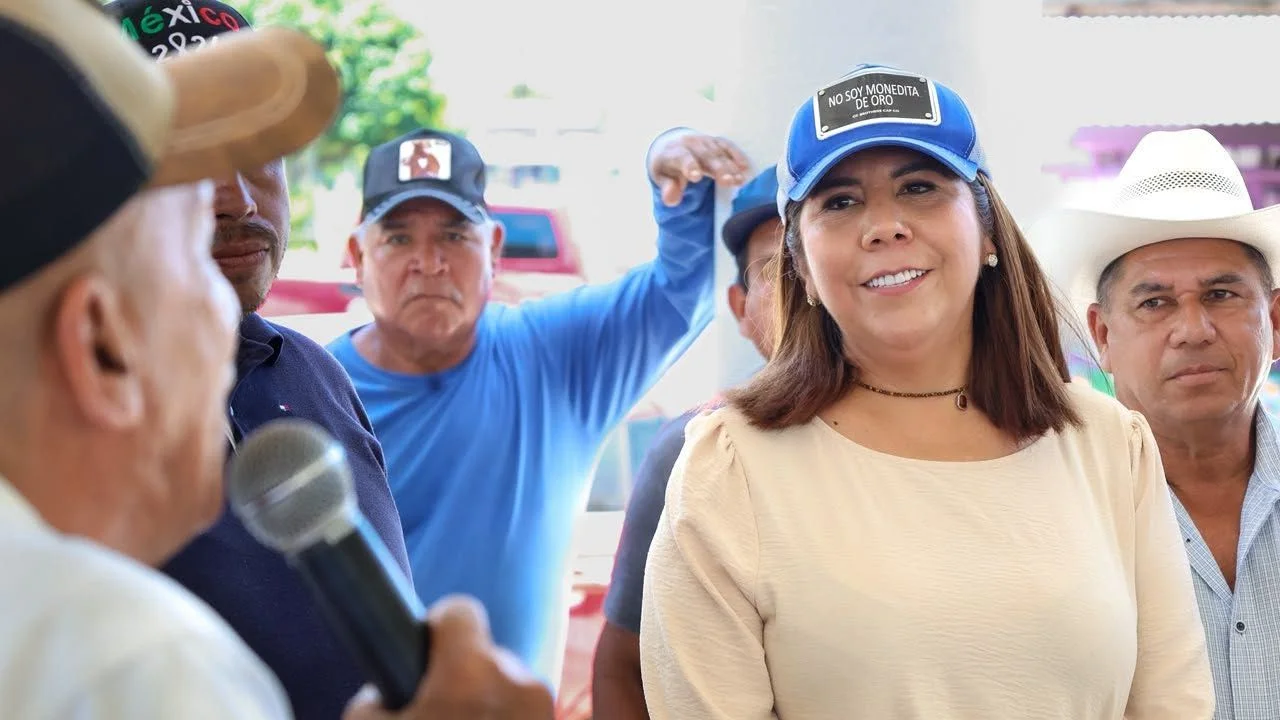 Alcaldesa de Huimanguillo dice a adulto mayor que ‘ya va de salida’ durante evento público