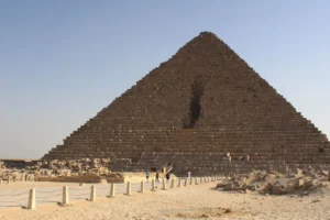 Arqueólogos neerlandeses descubren tumba de 3,000 años en Luxor