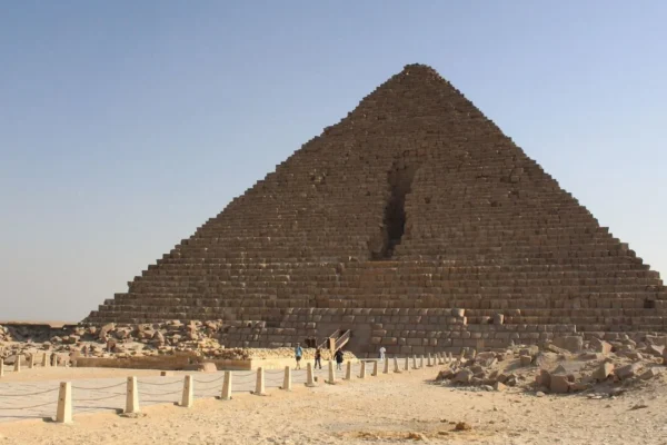 Arqueólogos neerlandeses descubren tumba de 3,000 años en Luxor