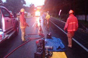 Volcadura de tráiler con ácido clorhídrico cierra autopista México-Cuernavaca