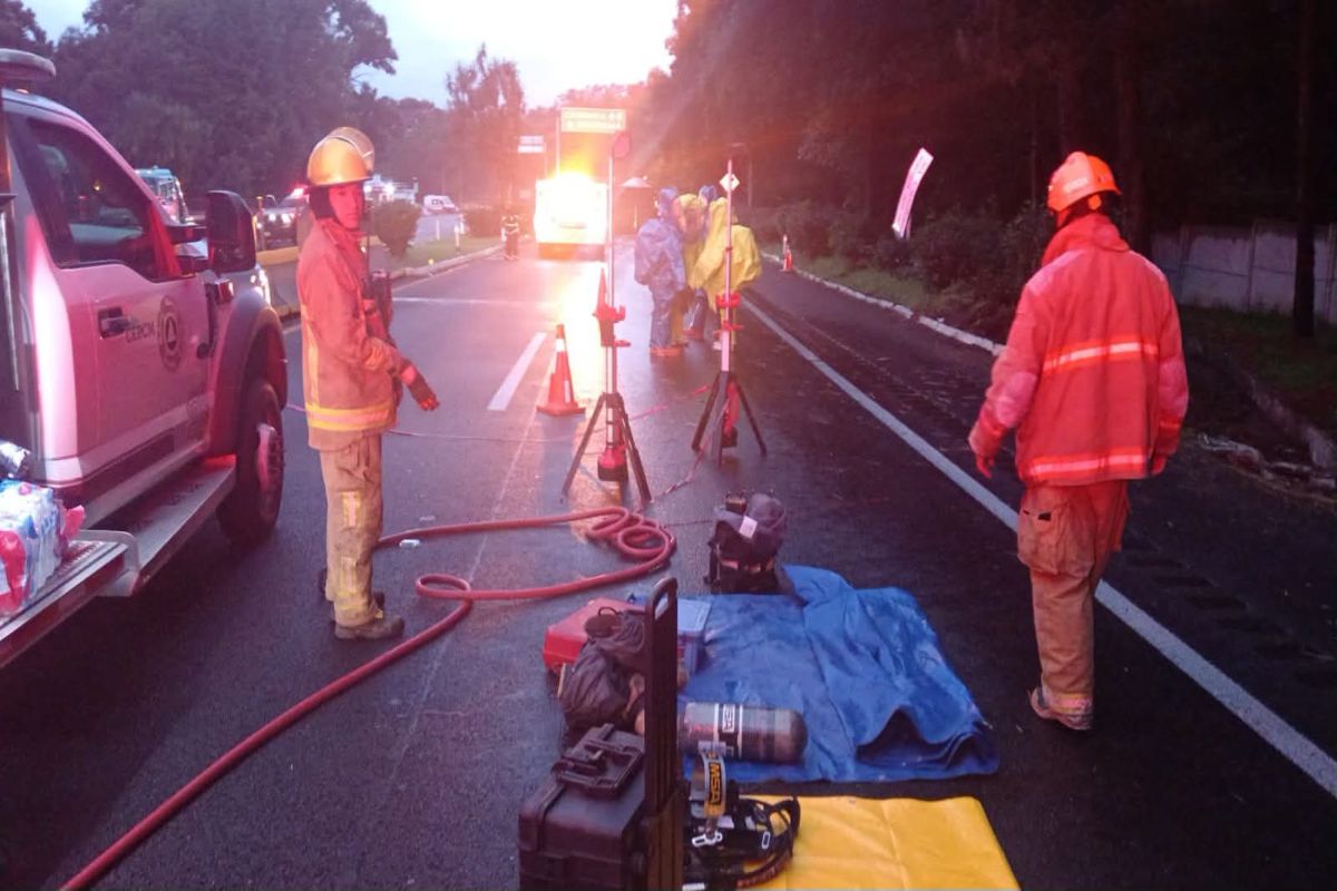 Volcadura de tráiler con ácido clorhídrico cierra autopista México-Cuernavaca