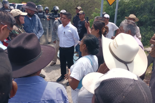 Habitantes indígenas impiden cierre de accesos en autopista México-Acapulco