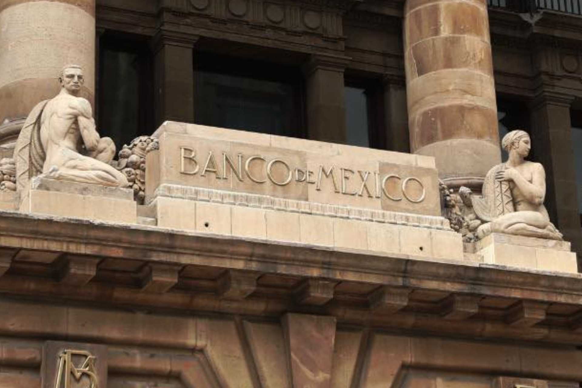 Banxico mantiene tasa de interés en 6.5% y advierte sobre riesgos globales