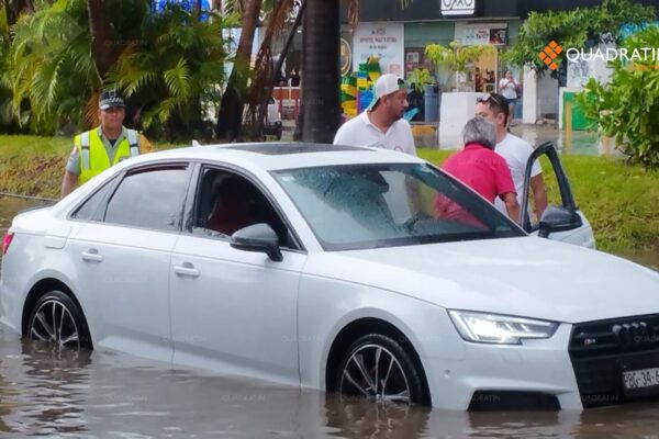 Tormenta eléctrica inunda tramo de la Costera Miguel Alemán en Acapulco