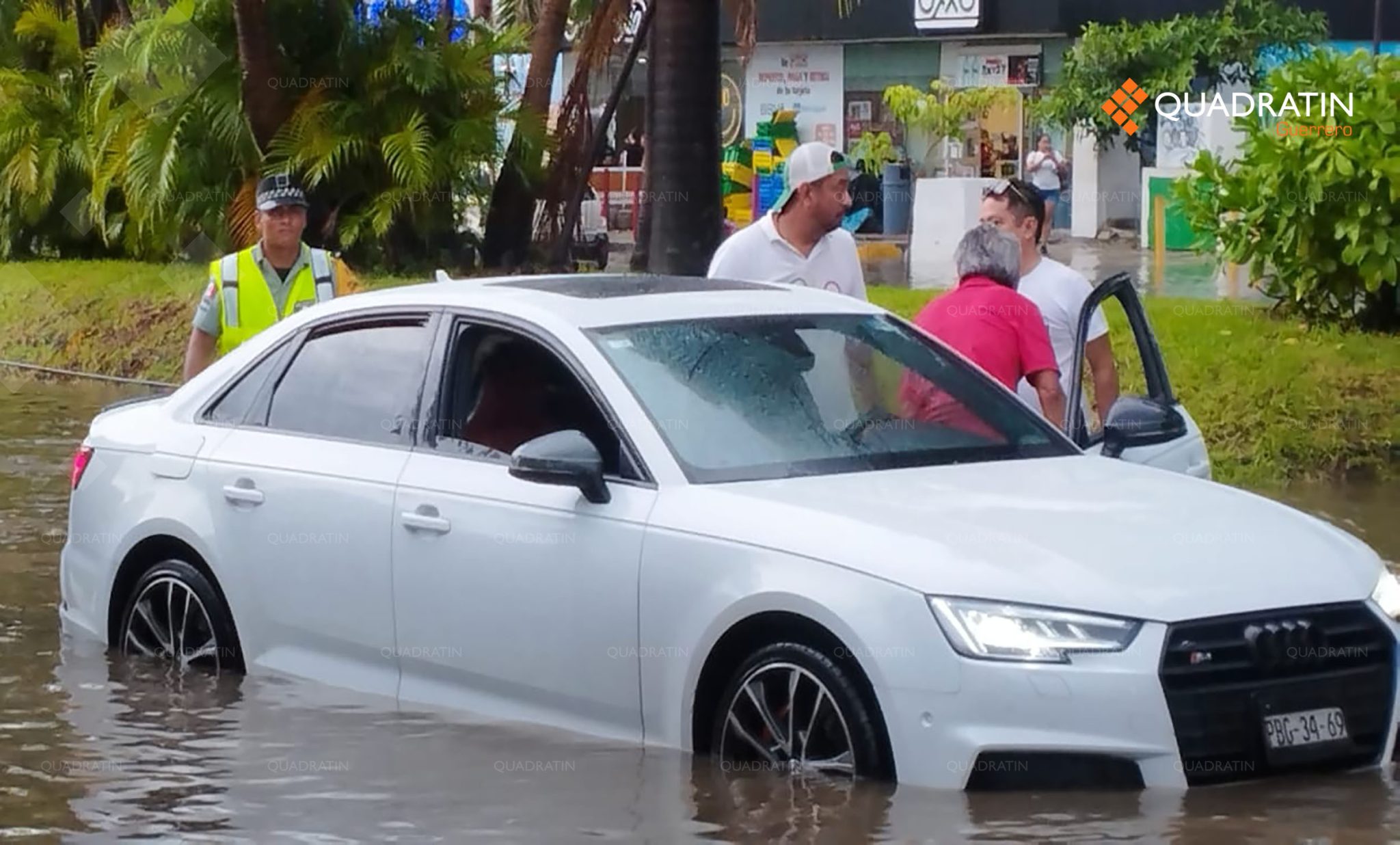 Tormenta eléctrica inunda tramo de la Costera Miguel Alemán en Acapulco