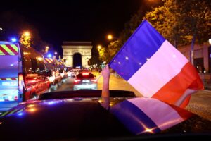 Adolescente muere al caer de un camión durante celebraciones por victoria de Francia en el Mundial