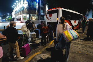 Repatrian a 29 mexicanos de Venezuela tras sismos que dejaron más de dos mil muertos