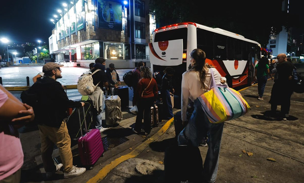 Repatrian a 29 mexicanos de Venezuela tras sismos que dejaron más de dos mil muertos