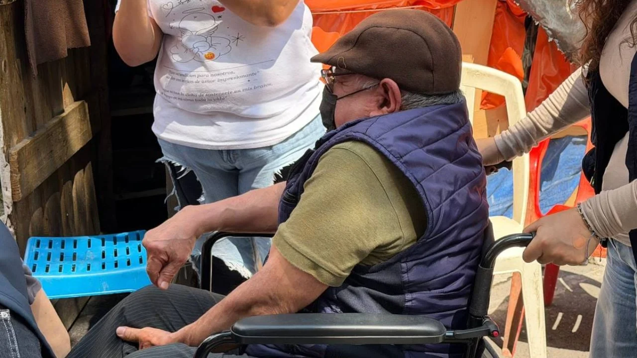 Entrega alcaldesa de Cuauhtémoc apoyos para la movilidad en domicilios
