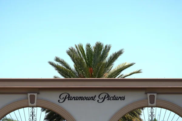 Paramount Skydance solicita audiencia probatoria para desbloquear fusión con Warner Bros. Discovery