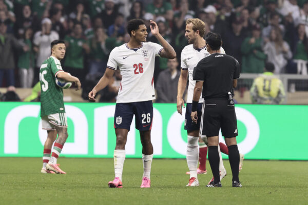 FIFA sanciona a jugador inglés tras duelo con México; FA evalúa amistoso en Wembley