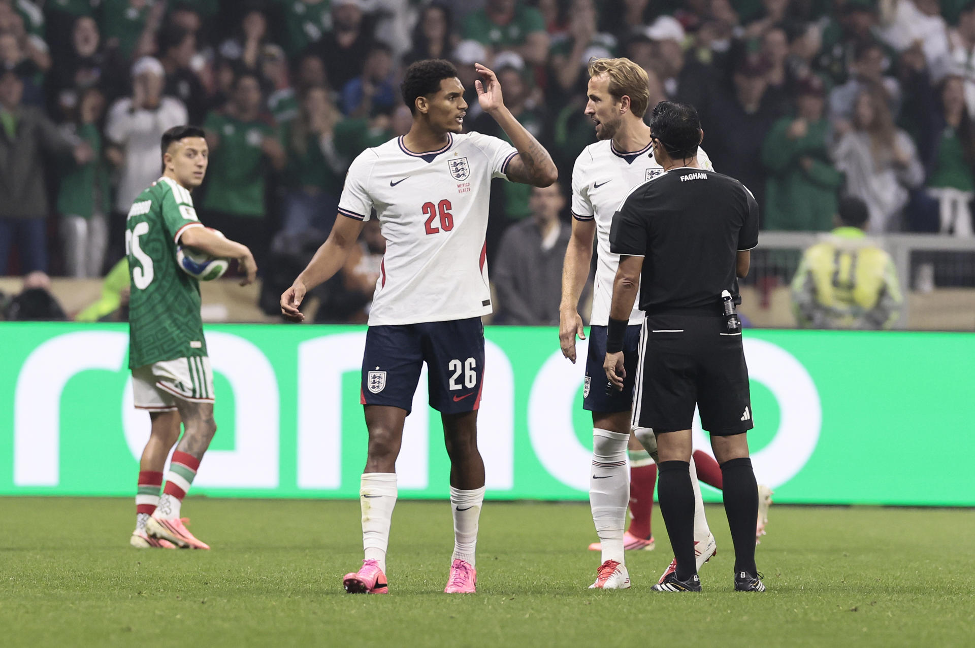 FIFA sanciona a jugador inglés tras duelo con México; FA evalúa amistoso en Wembley