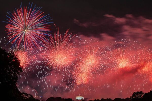 Avión de Delta es impactado por fuegos artificiales al aterrizar en Chicago
