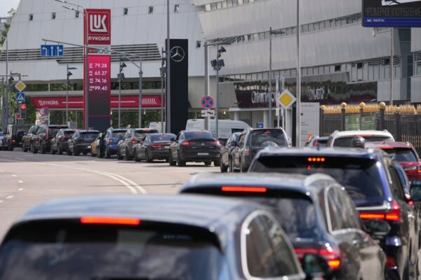 Rusia importa gasolina y raciona combustible tras ataques a refinerías