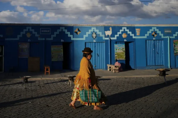 El Gobierno de Paz retira símbolos indígenas de instituciones oficiales en Bolivia