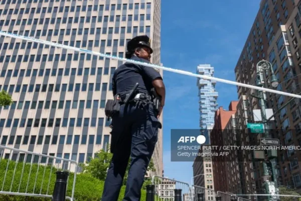 EU limita visas a cuatro años y arrestan a veterano por ataque contra oficina de ICE en Nueva York