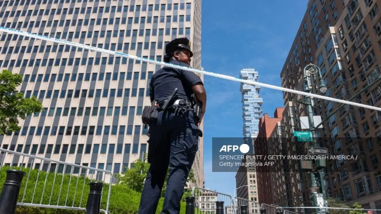 EU limita visas a cuatro años y arrestan a veterano por ataque contra oficina de ICE en Nueva York