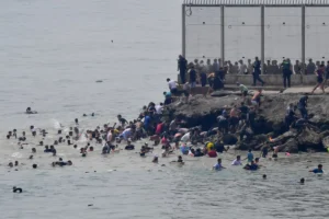 España moviliza al Ejército en Ceuta y cierra la frontera con Melilla tras 18 muertos por la crisis migratoria