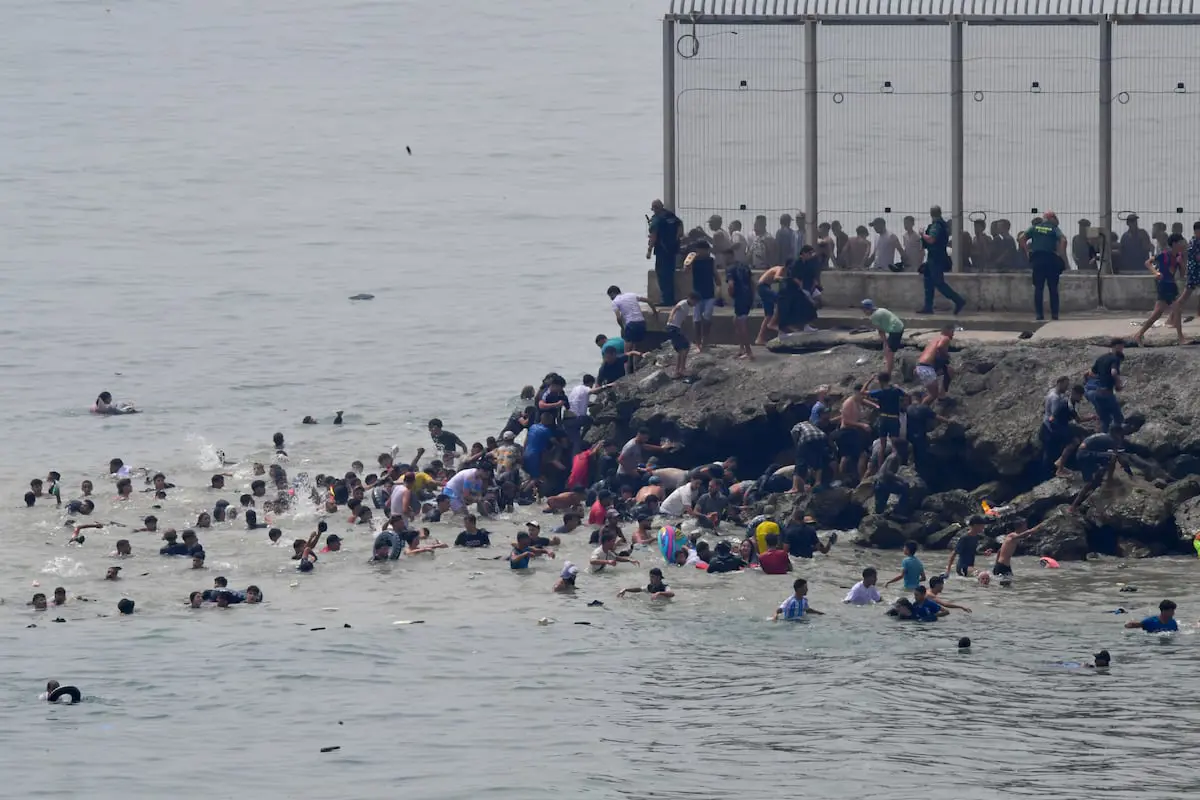 España moviliza al Ejército en Ceuta y cierra la frontera con Melilla tras 18 muertos por la crisis migratoria