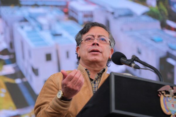 Petro ordena a las Fuerzas Militares no usar cuarteles para la posesión de De la Espriella