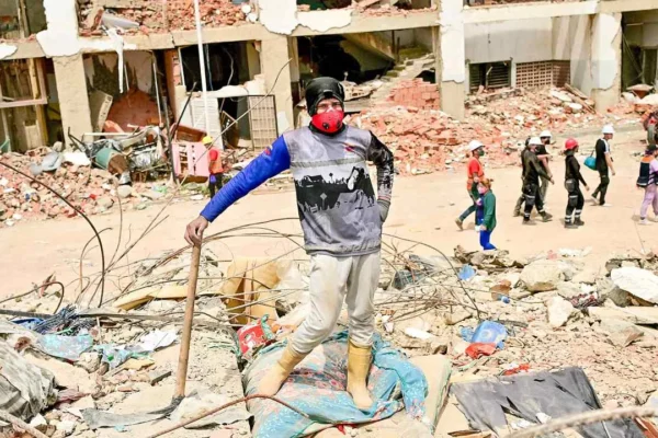 Damnificados hurgan en escombros de La Guaira tras terremoto que dejó más de 3,600 muertos