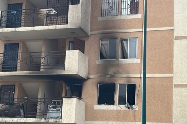 Hallan dos cuerpos calcinados con balazos en la cabeza tras incendio en apartamento de Tijuana