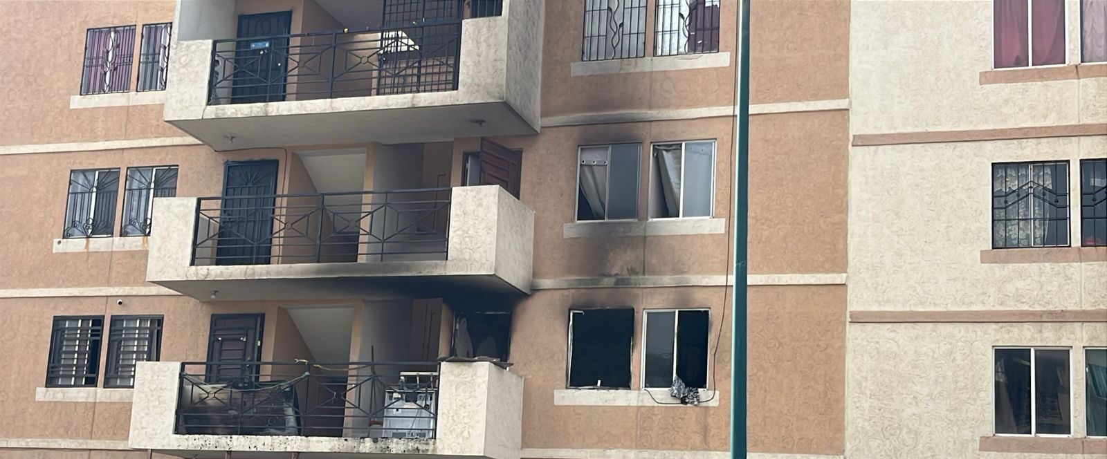 Hallan dos cuerpos calcinados con balazos en la cabeza tras incendio en apartamento de Tijuana