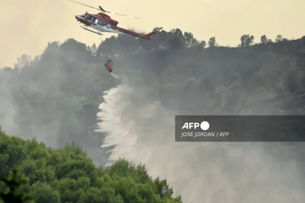 Incendio forestal en Francia obliga a evacuar a más de 220 mil personas