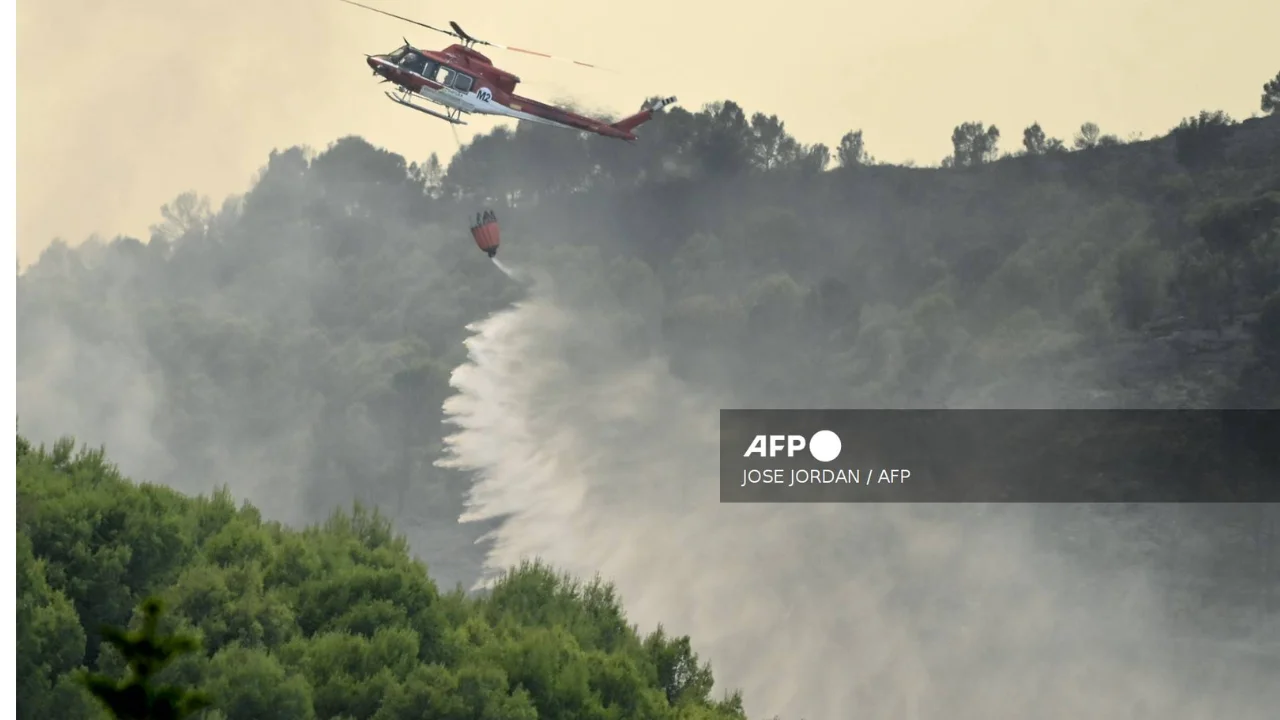 Incendio forestal en Francia obliga a evacuar a más de 220 mil personas
