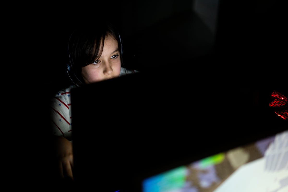 Advierten psicólogos y expertos sobre riesgos de los ‘amigos digitales’ con IA para la salud mental adolescente