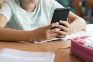 Propone diputado de Morena regular uso de celulares en escuelas de educación básica