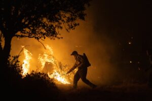 Nueve incendios activos, cinco de nivel máximo, asedian Castilla y León en plena ola de calor