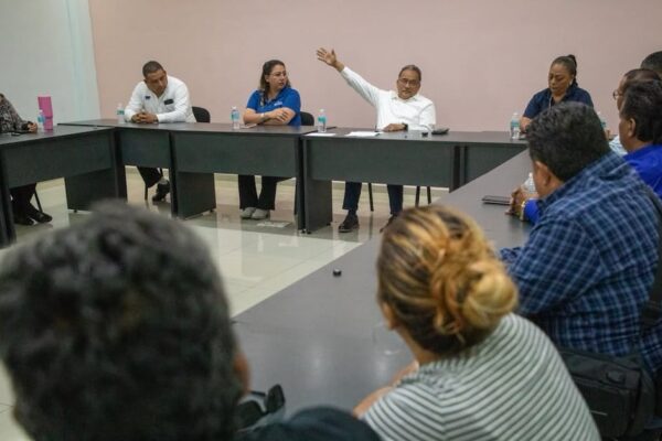 Andrés Mijes dialoga con transportistas sobre problemas del sector en Nuevo León