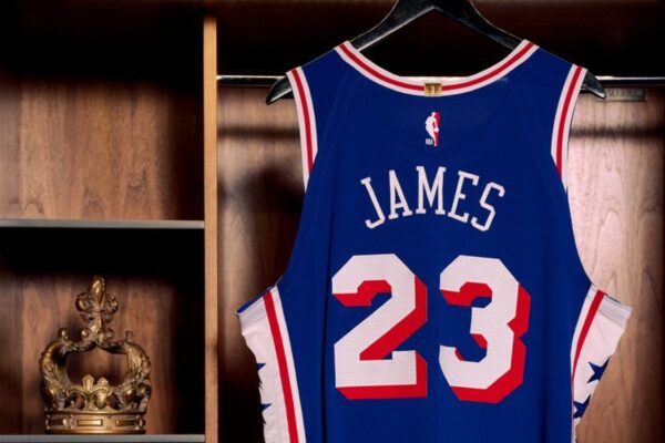 Philadelphia 76ers presenta oficialmente a LeBron James con el número 23