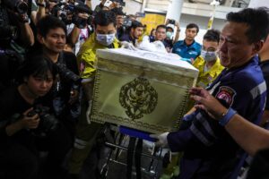 Investigan fallos de seguridad y salidas bloqueadas tras incendio en bar de Bangkok que deja 30 muertos