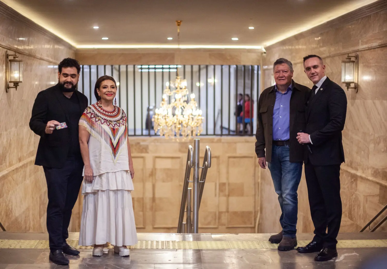 Metro de CDMX se niega a transparentar costo de candelabros en estación Hidalgo