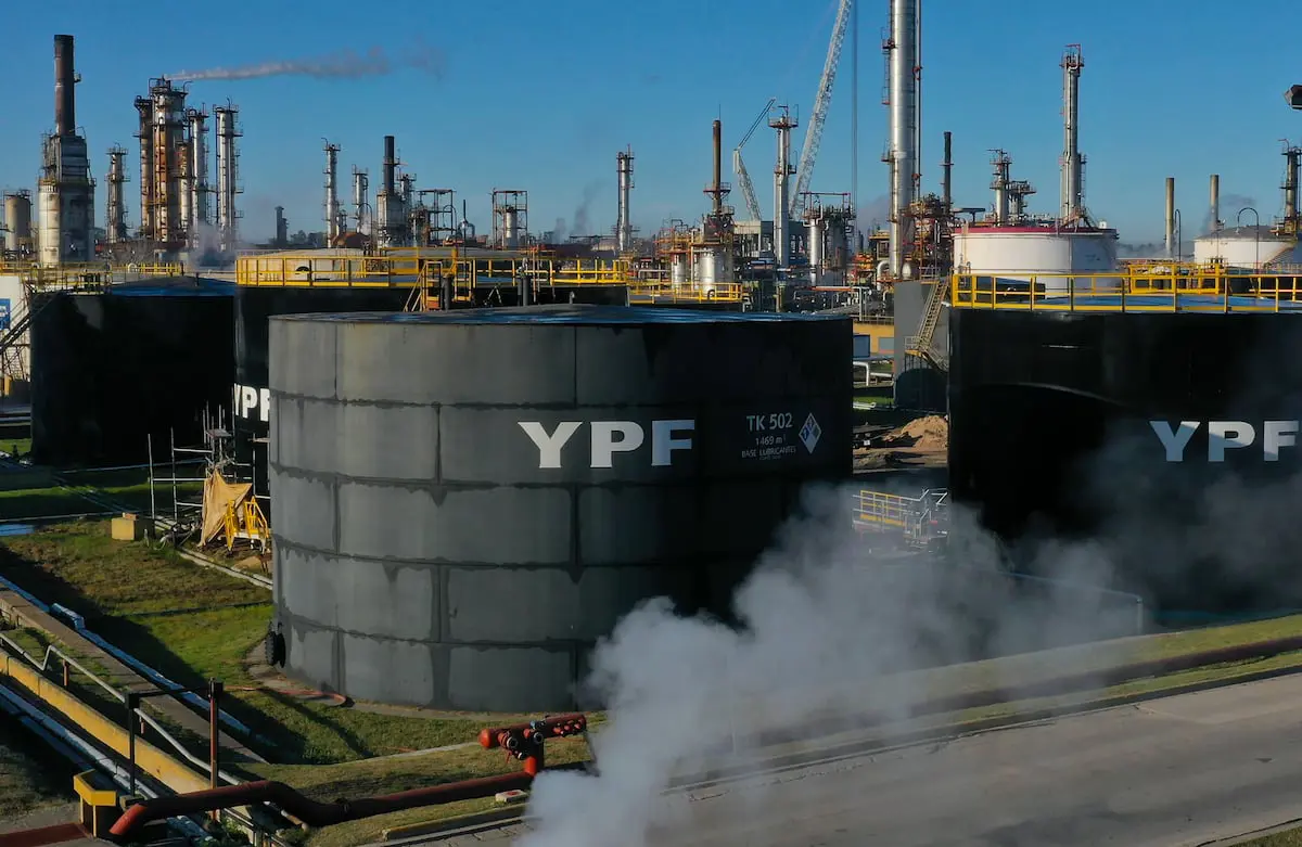 YPF vende Metrogas a Edenor en operación que concentra el mercado energético argentino
