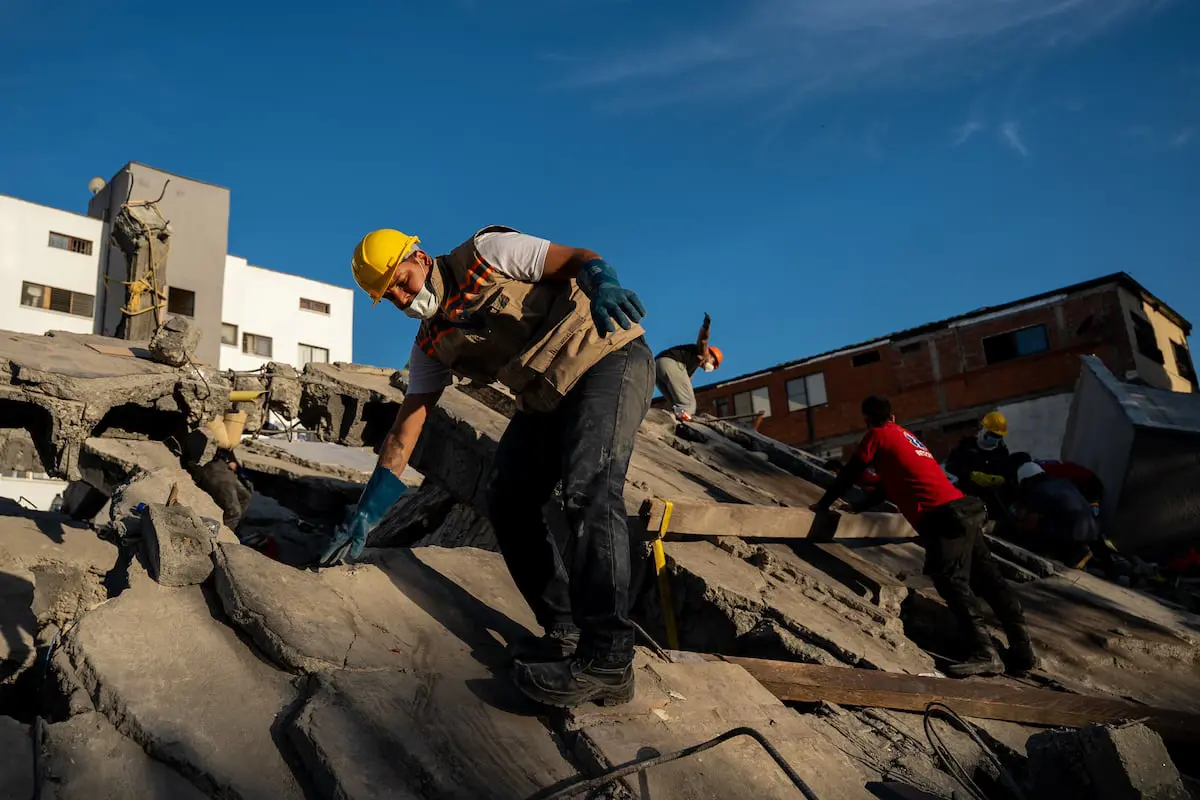 Video en vivo: Labores de rescate tras sismo en Colombia